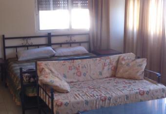 Mutaz Apartment has rooms with a private hot tub