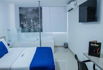 Hotel Laureles Plaza has rooms with a private hot tub