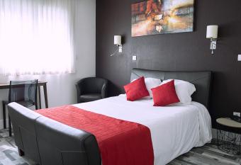 Cit Hotel Europeen allows 18 year olds to book a room