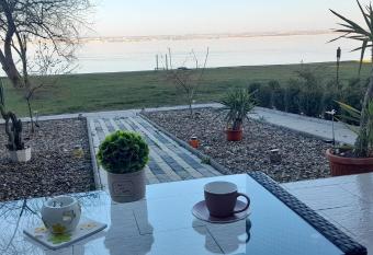 Apus De Soare Apartment allows 18 year olds to book a room