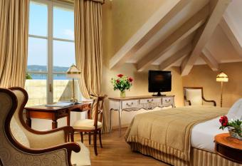 Castello Dal Pozzo has rooms with a private hot tub