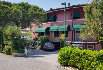 Hotel Villa Pagoda allows 18 year olds to book a room