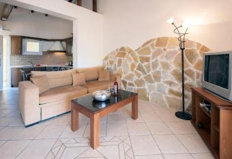 Sea Breeze Hotel & Apartments has rooms with a private hot tub