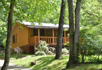 Panther Creek Cabins has rooms with a private hot tub
