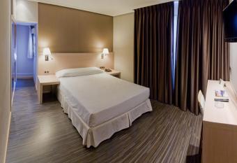 Hotel Asturias has rooms with a private hot tub