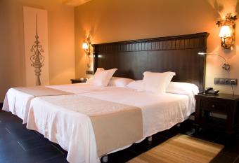 DWO Convento la Magdalena has rooms with a private hot tub