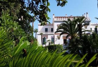 Villa Belle Rive allows 18 year olds to book a room