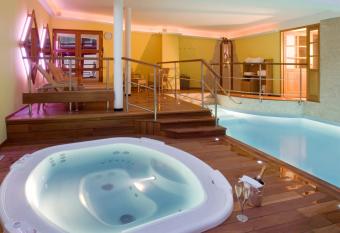 Hotel De La Matelote allows 18 year olds to book a room