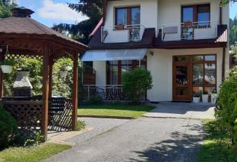 WYNAJEM POKOI Kro  cienko Halina Sto  owska allows 18 year olds to book a room