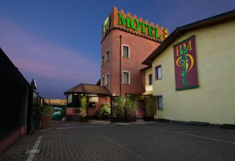 Hotel Motel Del Duca allows 18 year olds to book a room