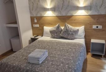 Hostal Esparteros allows 18 year olds to book a room