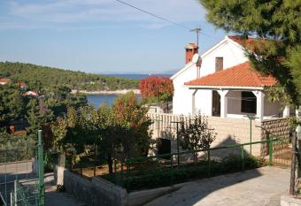 Apartments by the sea Splitska, Brac - 2923 has Balcony rooms