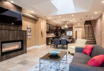 Gorgeous Old City Penthouse wPrivate Roof Deck has Balcony rooms