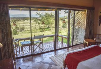 Lake Nakuru Lodge has rooms with a private hot tub