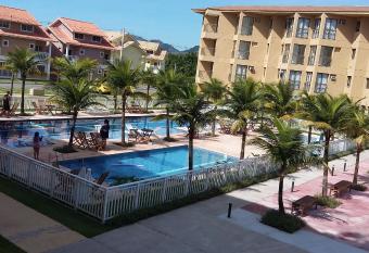 Condado Aldeia dos Reis 114 e 213 allows 18 year olds to book a room