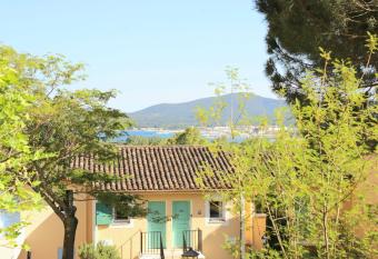 CHEZ ADRIANA studio cosy VUE sur le golfe de Saint-Tropez allows 18 year olds to book a room