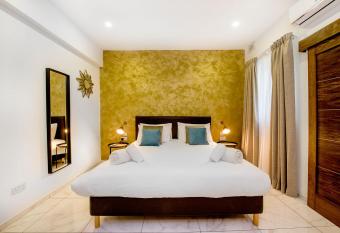 South Wind Guesthouse has Balcony rooms