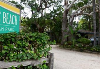 Flynns Beach Caravan Park has Balcony rooms