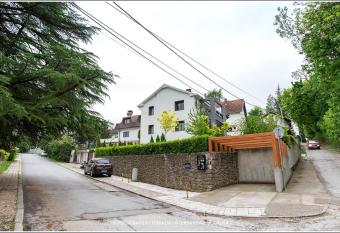 Apartmani15 has Balcony rooms