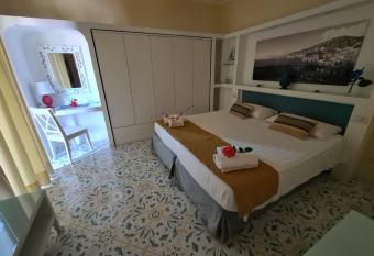 Casa Pozzillo has Balcony rooms