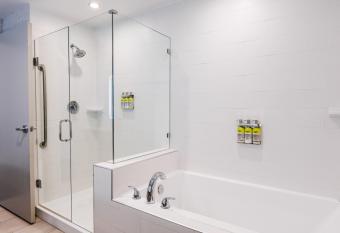 Holiday Inn Express & Suites West Edmonton-Mall Area By IHG has rooms with a private hot tub