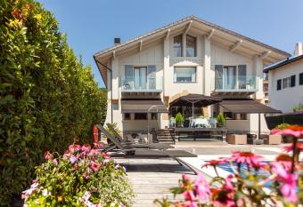 Villa Birdie Boutique - Adults Only allows 18 year olds to book a room