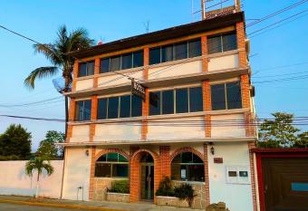 Hotel Cosoleacaque Centro allows 18 year olds to book a room