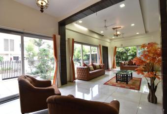 Modern 4 Bhk private pool villa no 1 has Smoking/Balcony rooms