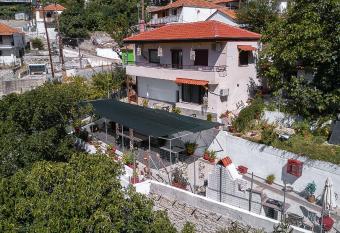 Traditional House Maries has Balcony rooms