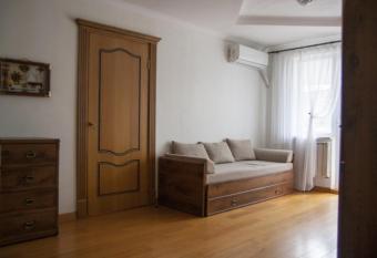 Apartment on Vandy Vasylevskoi Street 3 has rooms with a private hot tub