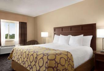 Baymont by Wyndham Mt. Pleasant has rooms with a private hot tub