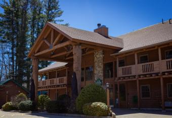 New England Inn & Lodge has rooms with a private hot tub
