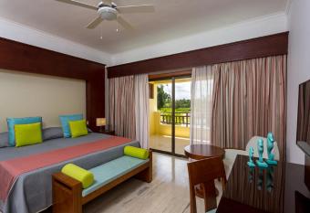 Tot Punta Cana Apartments has rooms with a private hot tub