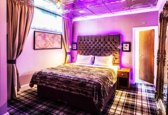 Mercure Nottingham City Centre Hotel allows 18 year olds to book a room