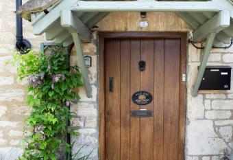 Half-pint Cottage has Balcony rooms