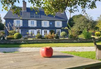 Par Hasard ou pas has Balcony rooms