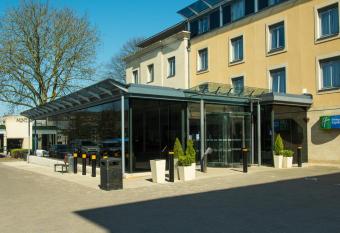 Holiday Inn Express Bath, an IHG Hotel allows 18 year olds to book a room