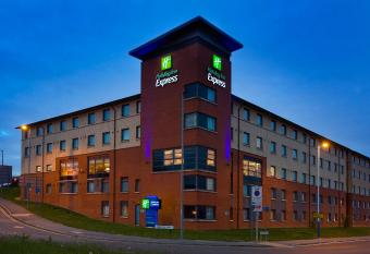 Holiday Inn Express London Luton Airport, an IHG Hotel allows 18 year olds to book a room