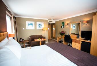 Holiday Inn A55 Chester West, an IHG Hotel has rooms with a private hot tub