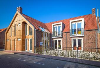 Table d H  te Teune & Janna allows 18 year olds to book a room