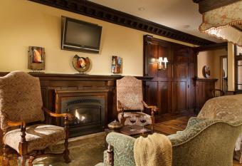 Hydrangea House Inn has rooms with a private hot tub