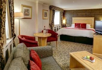 Best Western Frodsham Forest Hills Hotel has rooms with a private hot tub