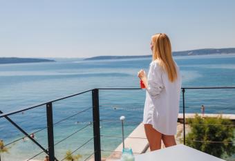 Hotel   tacija allows 18 year olds to book a room