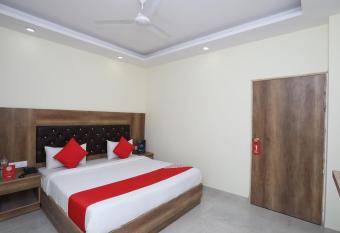 Airport Hotel Clayton has rooms with a private hot tub