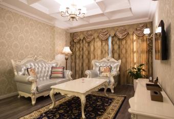 Hotel Britania has rooms with a private hot tub