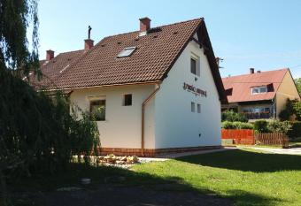 Pongr  cz Apartman has Balcony rooms