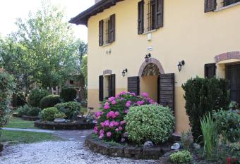 Casale la Decima allows 18 year olds to book a room