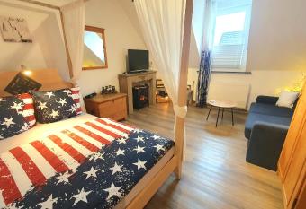 FRANKES SLEEP INN, 2 Wohnungen 2 Betten und 5 Betten, Sauna allows 18 year olds to book a room