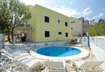 Dragan s Den Hostel has Balcony rooms