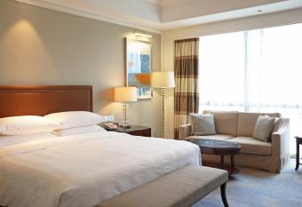 Fuzhou Jeurong Hotel has rooms with a private hot tub